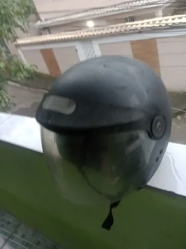 capacete preto com viseira