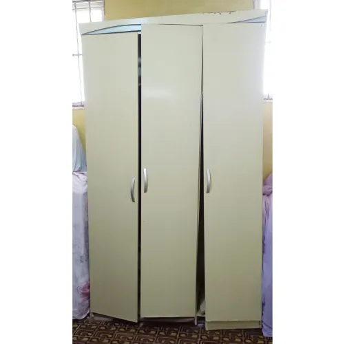 Guarda-roupas com 3 portas. Está precisando ser remontado.