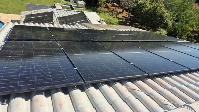 Energia solar ,vendo 4 módulos de 570W e um micro inversor Deye 2,25k