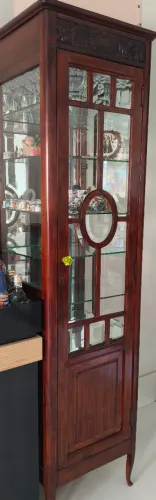 Vende uma cristaleira lindíssima, não fazemos entrega