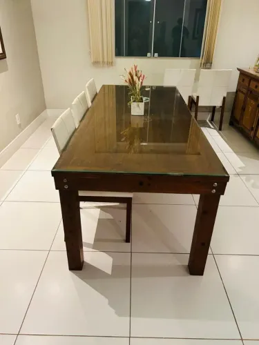 MESA DE JANTAR 8 LUGARES - MADEIRA MACIÇA COM COBERTURA EM VIDRO CHANFRADO