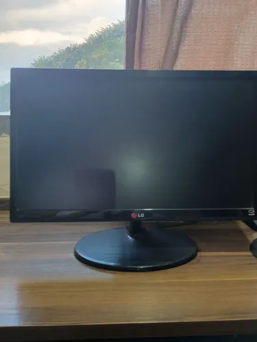 Monitor, HP, estabilizador e teclado 