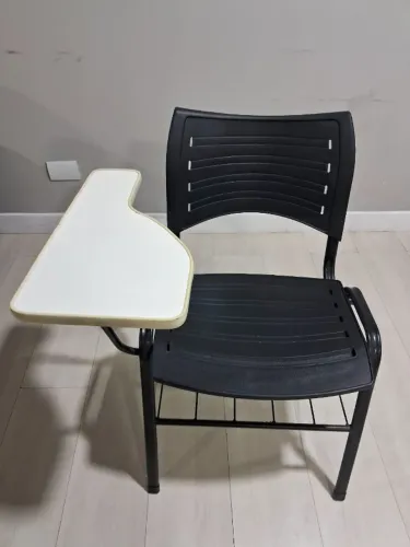 Cadeira universitária com prancheta