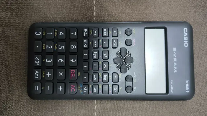 Calculadora científica Casio fx-82MS