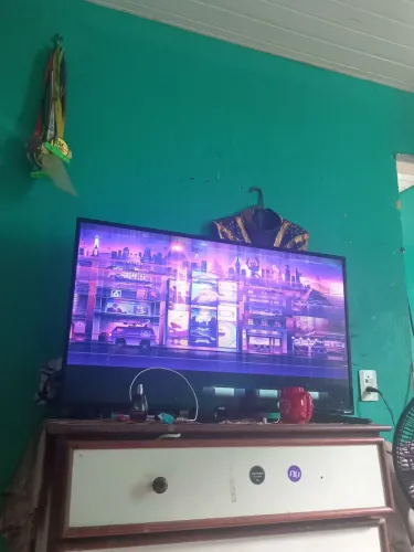 A Smart TV 42" AOC Roku
