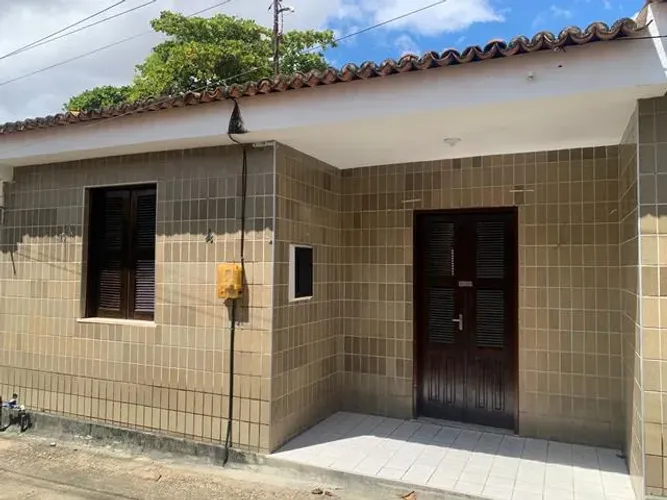 Casa forrada com 2 quartos, sala, cozinha, um banheiro e quintal, em uma excelente localiz
