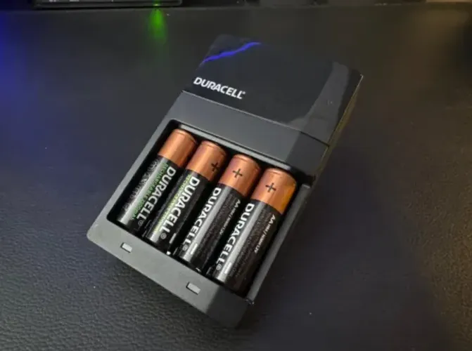 Carregador Duracell + 4 Pilhas Recarregáveis