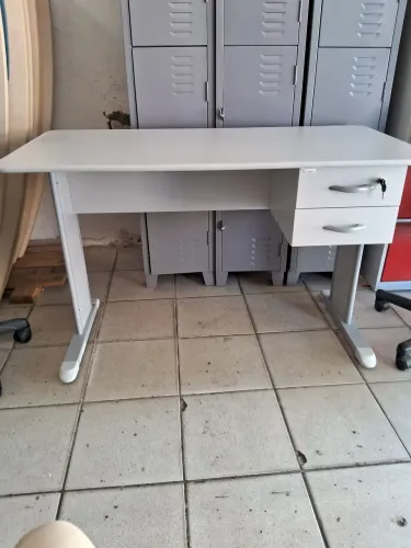Mesa de escritorio 1.20x0.60x0.75 com 2 gavetas