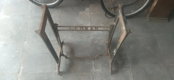 Pe de máquina de costura antiga em ferro 