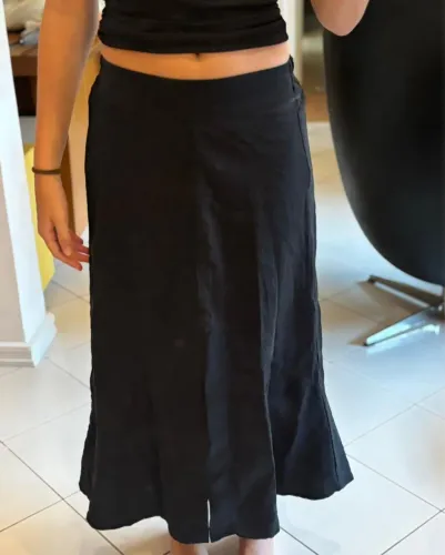 Saia midi oh boy preta com fenda 