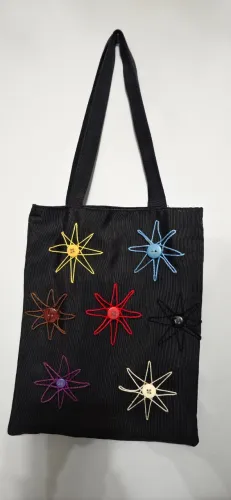 Bolsa de pano preta com flores coloridas