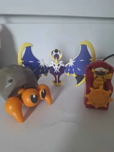 Bonecos McDonalds de Pokémon Originais (Dwebble 2012, Lunala 2017, Pikachu Capitão 2025)