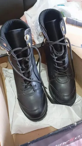 Bota preta semi nova, ótimo material