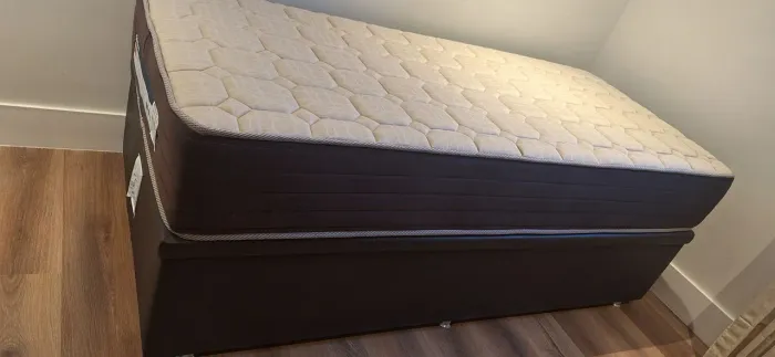 Cama solteiro, box baú em corino