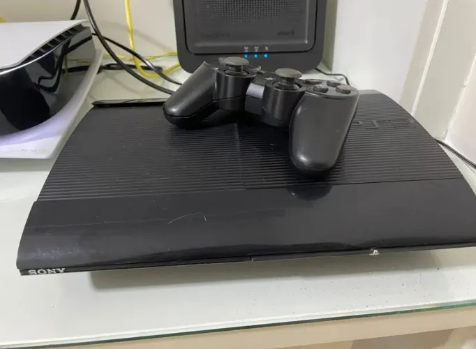 PlayStation 3 Ultra Slim 500GB Desbloqueado + 2 Controles - Revisado e Pronto para Uso