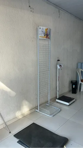 Prateleiras e balança 