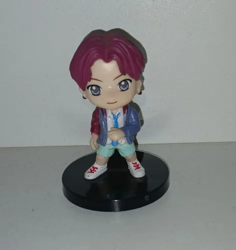 BONECO MINIATURA BTS JUNGKOOK JUNG KOOK COLADO NA BASE