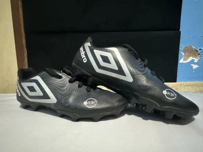 Chuteira Umbro preta