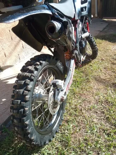 Moto de trilha com motor de Twister (com nota) 