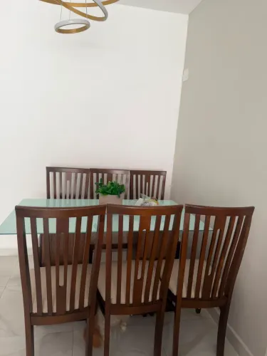 Mesa 6 lugares (cadeiras de madeira)