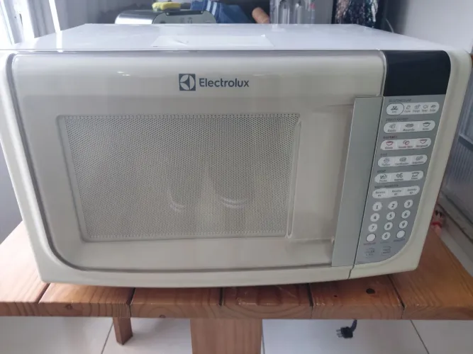Micro-ondas Electrolux branco