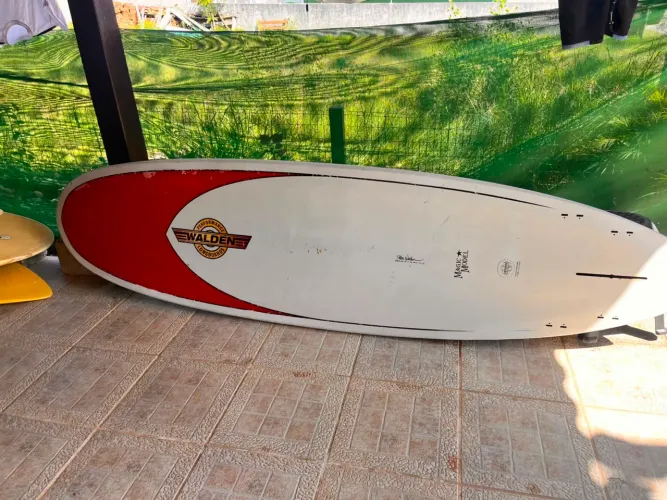 Walden Magic Model (vermelha/branca, Performance Longboards)