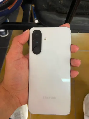 a56 256gb semi novo, apenas com pequenas marcas de uso