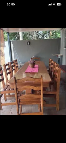 Mesa de madeira embuia