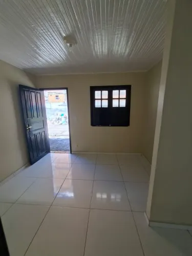 Aluga-se case em residencial fechado.