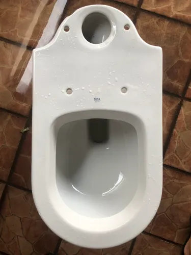 Bacia sanitária (NOVA) de cerâmica branca da marca Roca.