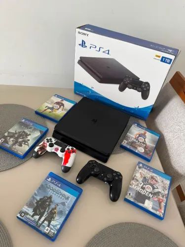 PS4 slim 1 TB SSD + 2 controles + jogos físicos 
