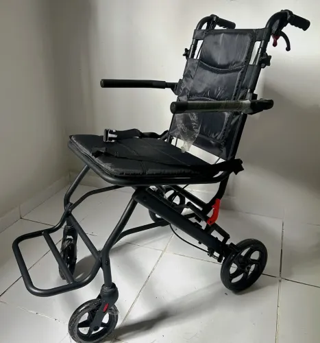 Cadeira de rodas de passeio pouco usada - Excelente Estado de Conservação
