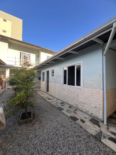 Casa em terreno compartilhado + água e luz incluso no valor