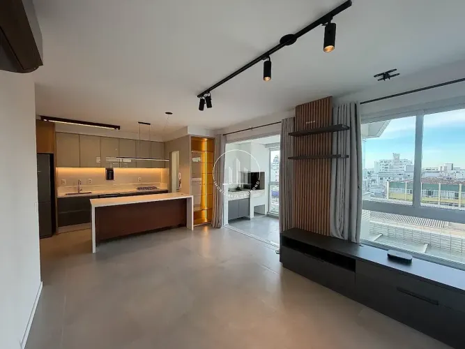 apartamento semi novo com três dormitórios e três vagas em condomínio com piscina