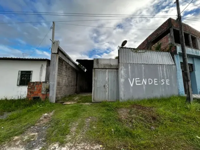 Terreno todo murado com parte de telhado e portão 