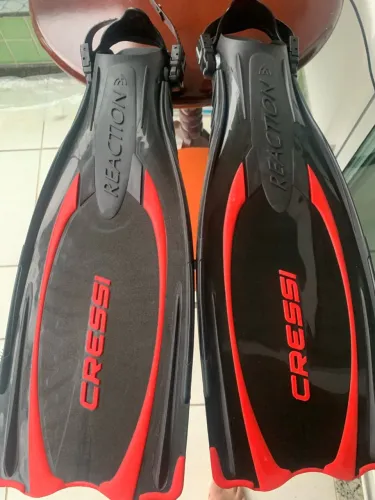 pé de pato cresci reactive made in italy size M/L novo sem uso