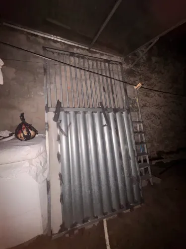 Portão de ferro com fechadura instalada