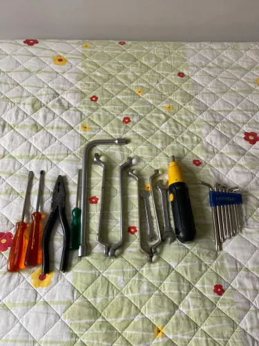 Kit ferramentas com caixa e parafusadora elétrica