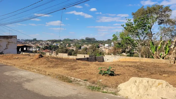 Lote 300m² (10x30) de Esquina + Loja em Construção | Ótima Localização