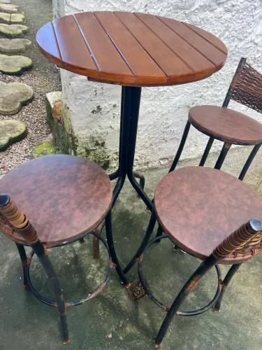 Mesa com banquetas 
