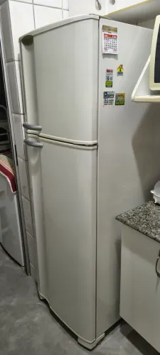 Vendo cozinha completa, geladeira, fogão, máquina de lavar e microondas.