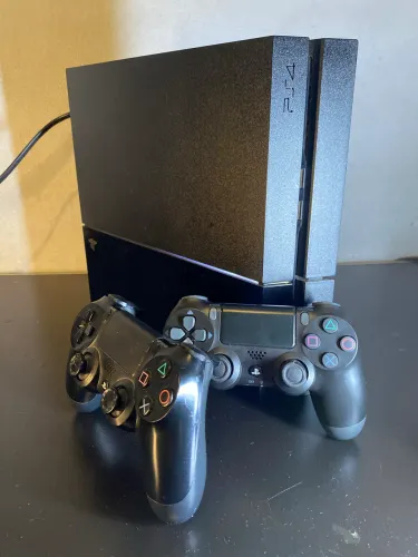 PlayStation 4 + 2 controle originais - aceito troca em ps3 com volta