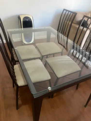 Mesa de jantar com 4 cadeiras e aparador 