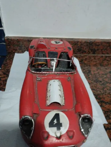 Mini carro de corrida em lata ,Ferrari testa Rossa inspirado na década de 1950 ,em bom est