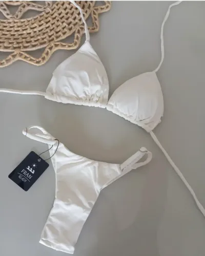 Biquíni Off White cortininha + Calcinha asa delta com regulagem na lateral