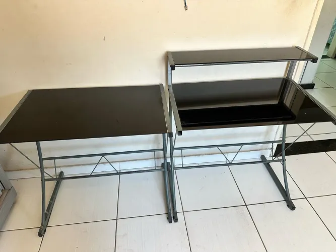 Mesa para computador de vidro