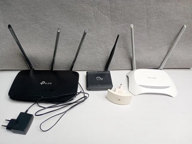 Três Roteadores e Repetidor de wi-fi