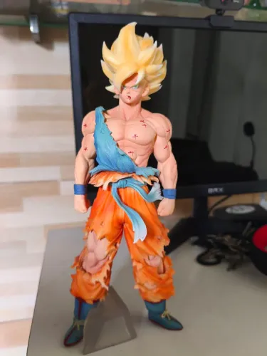 Goku Battle Damage Estátua 28 cm