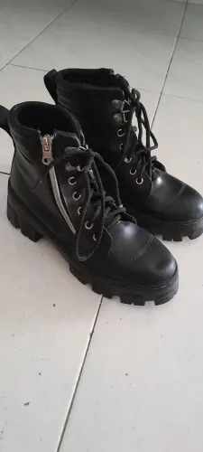 Bota preta infantil tamanho 33/34