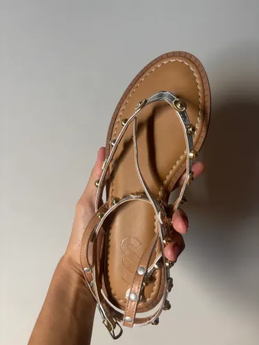 Rasteira Tachas Prata Metalizada Sonho Dos Pés